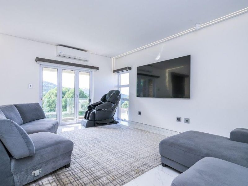 The Pinnacle of Comfort and Elegance in West Hills Estate: Welcome to Your Dream Home - Photo 3