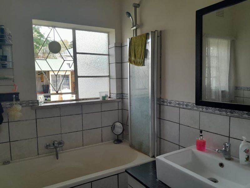 3 Bedroom Family Home with Cottage For Sale in Edendale - Photo 7
