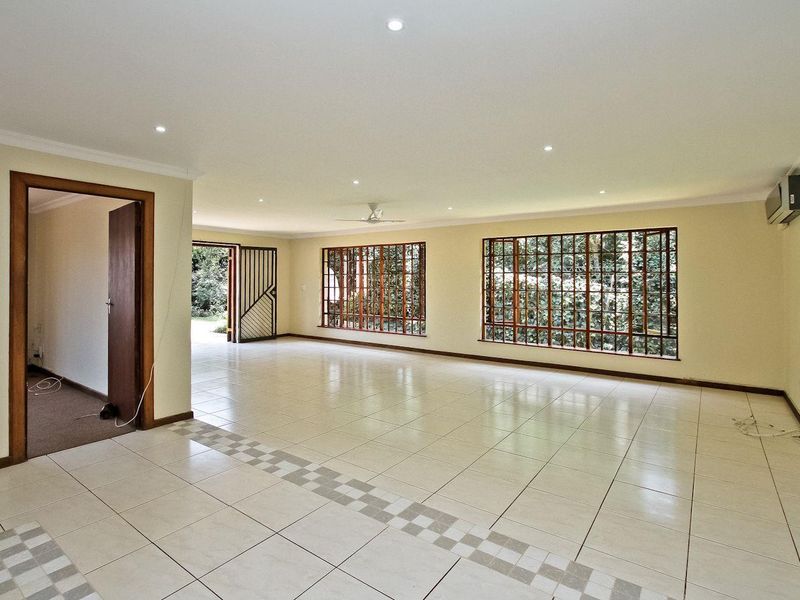 Pristine and Spacious Home - centrally located! - Photo 4