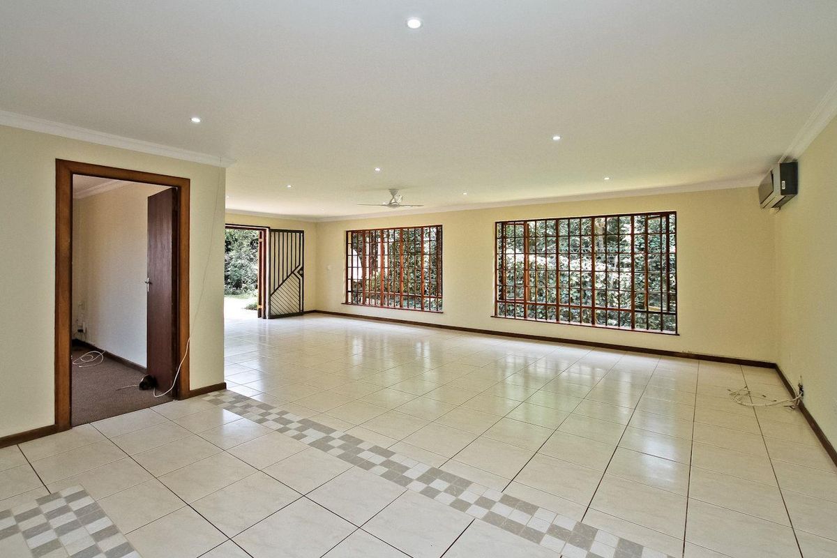 Pristine and Spacious Home - centrally located! - Photo 4