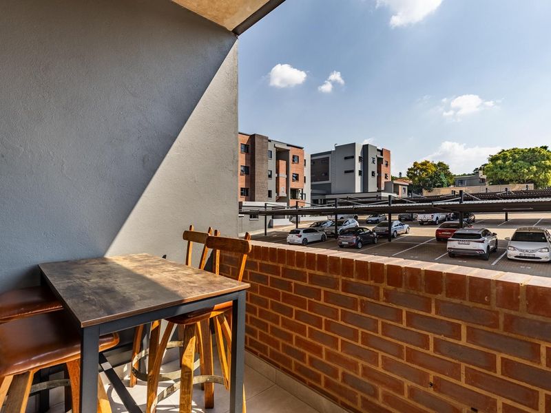 Modern 1-Bedroom Apartment in the Heart of Waterkloof - Photo 1