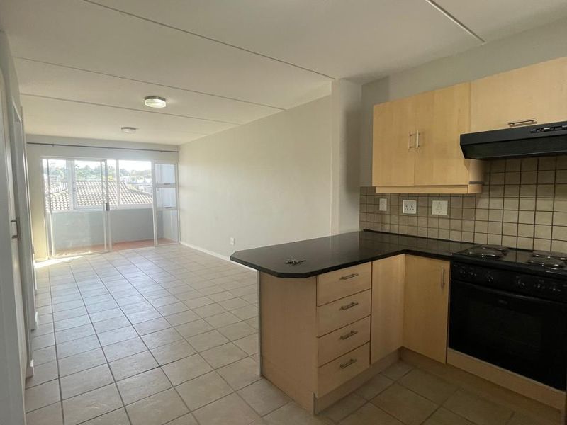 Sunny Spacious two bedroom first floor apartment - Photo 5