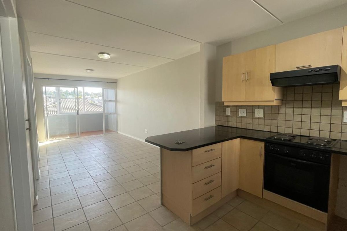 Sunny Spacious two bedroom first floor apartment - Photo 5