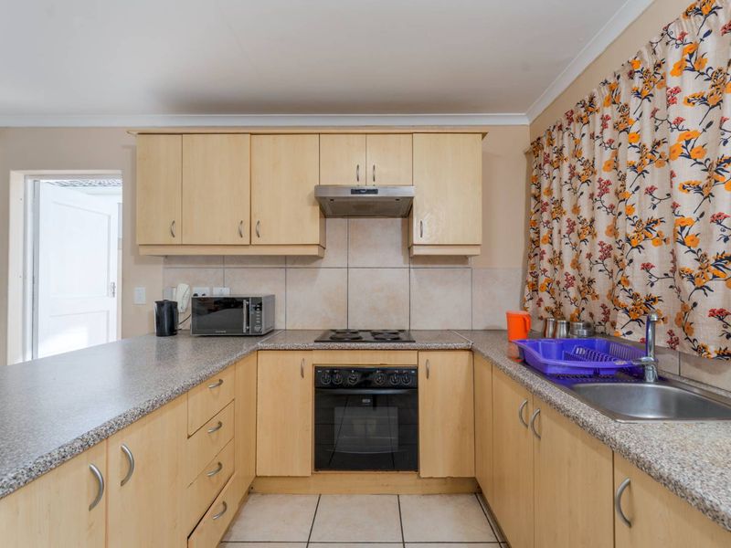 Charming One bed Apartment in the Heart of Wynberg Village - Photo 6