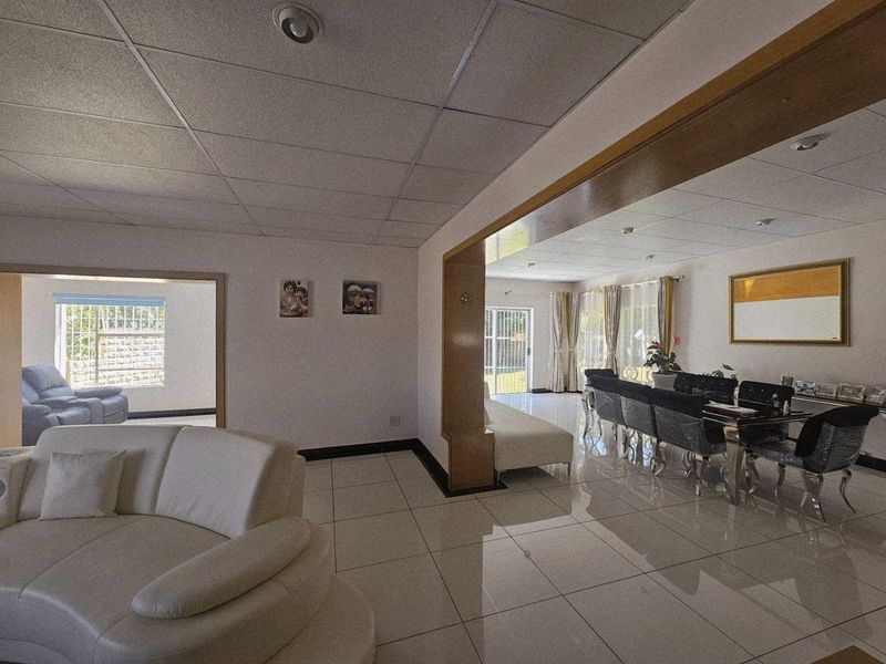 **Charming Sandstone and Plaster Family Home with Ample Space and Modern Amenities** - Photo 6