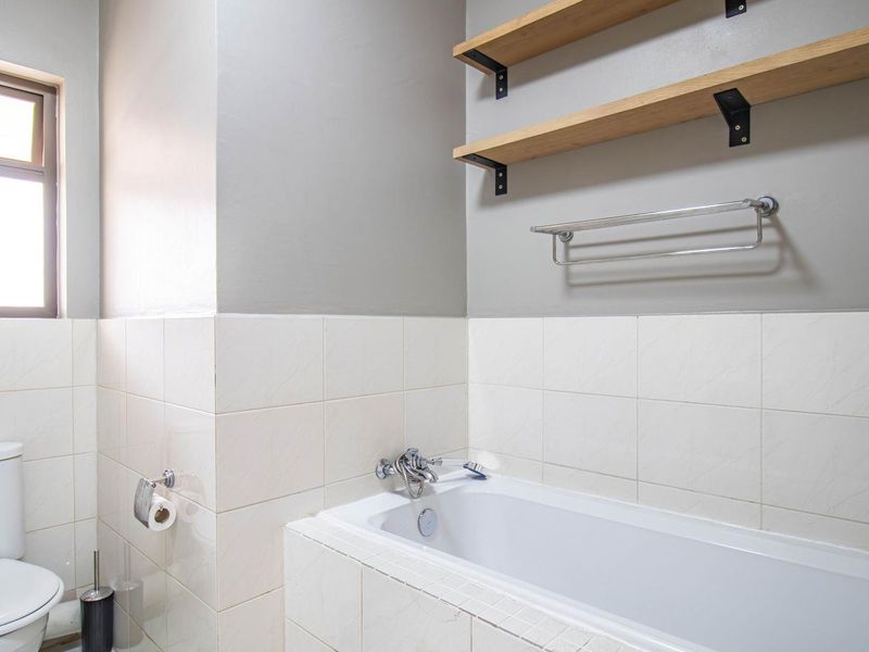 Ideal First Home: Modern 1-Bed in Phoenix View Estate - Photo 10