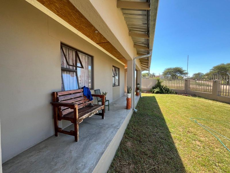 Spacious 5 Bedroom Home with Flat & 270° Wrap-Around Stoep for Sale in Veddersdal – N$1.9 Million - Photo 9