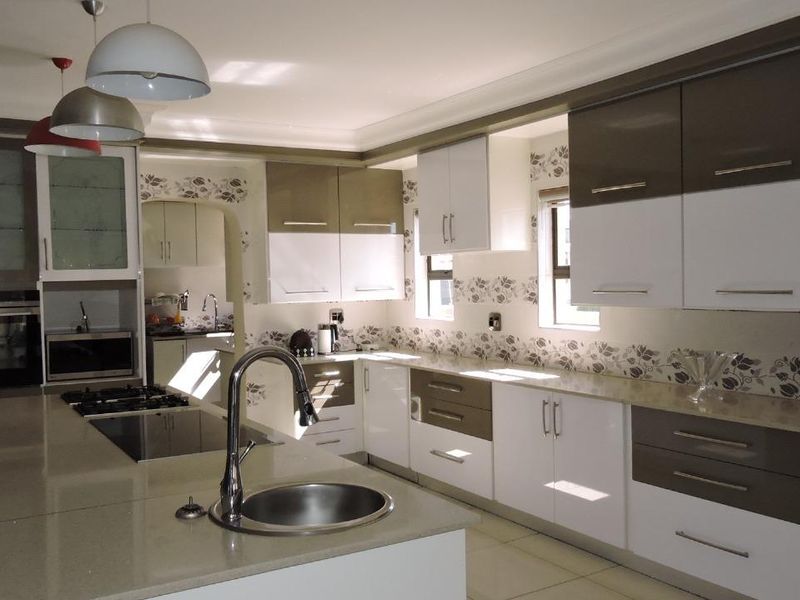 Modern 5 - Bedroom Home with 2 Flatlets in Savannah Country Estate - Photo 9