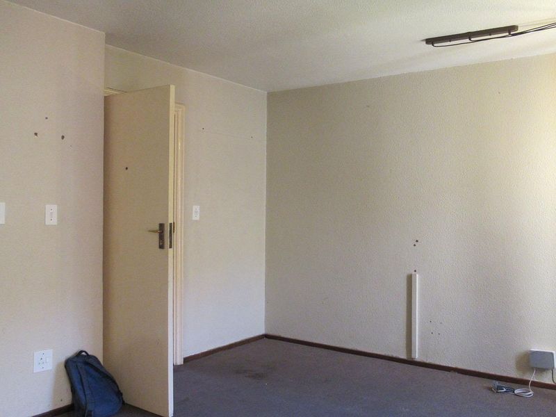 Charming 2‐Bedroom Sectional Title Unit in Vibrant Johannesburg South - Photo 5