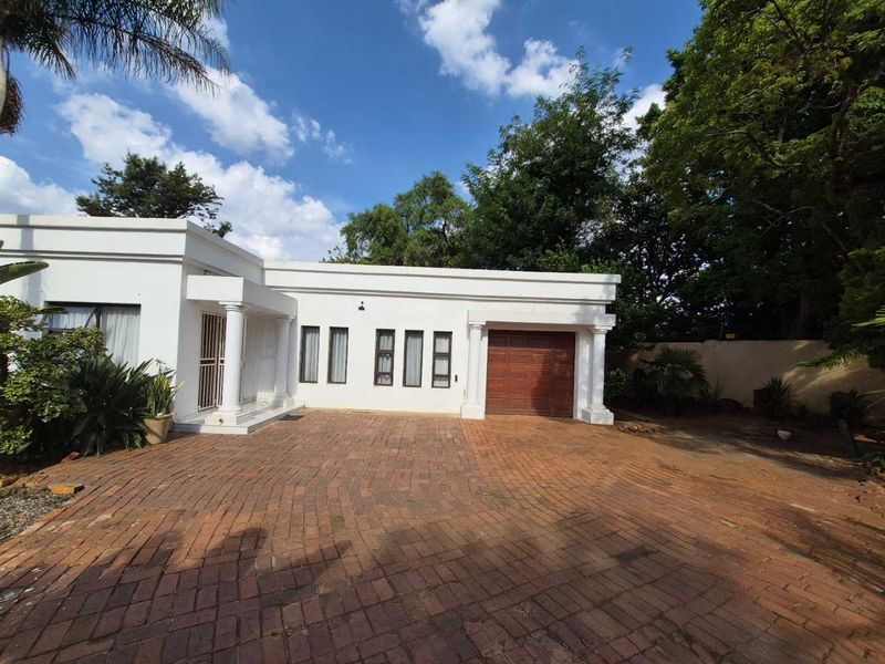 Spacious Family Living in Secure Boomed Estate – Excellent Location! - Photo 5