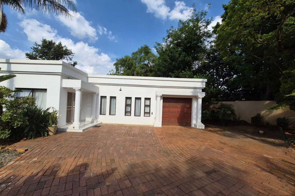 Spacious Family Living in Secure Boomed Estate – Excellent Location! - Photo 5