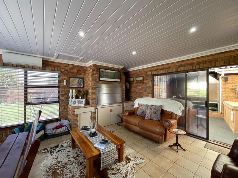 Entertainer's Dream 4 Bedroom House For Sale in Tergniet, Groot Brakrivier - Photo 7