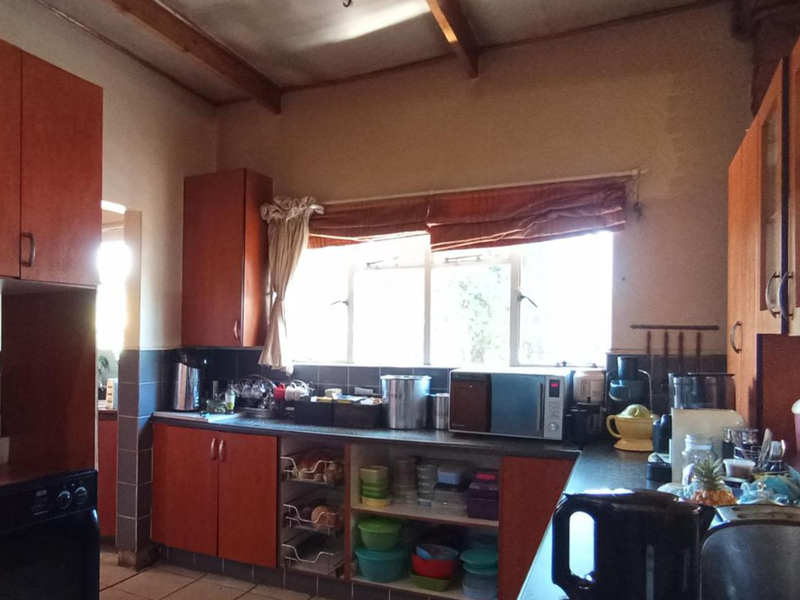 SPACIOUS FAMILY HOME WITH POOL AND LAPA IN CONSTANTIA PARK – EXCEPTIONAL RENOVATION OPPORTUNITY - Photo 6