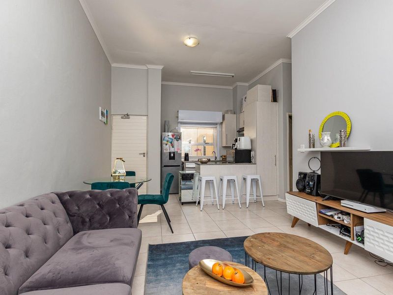 Modern 2-Bedroom Apartment in the Heart of Claremont, Cape Town - Photo 2