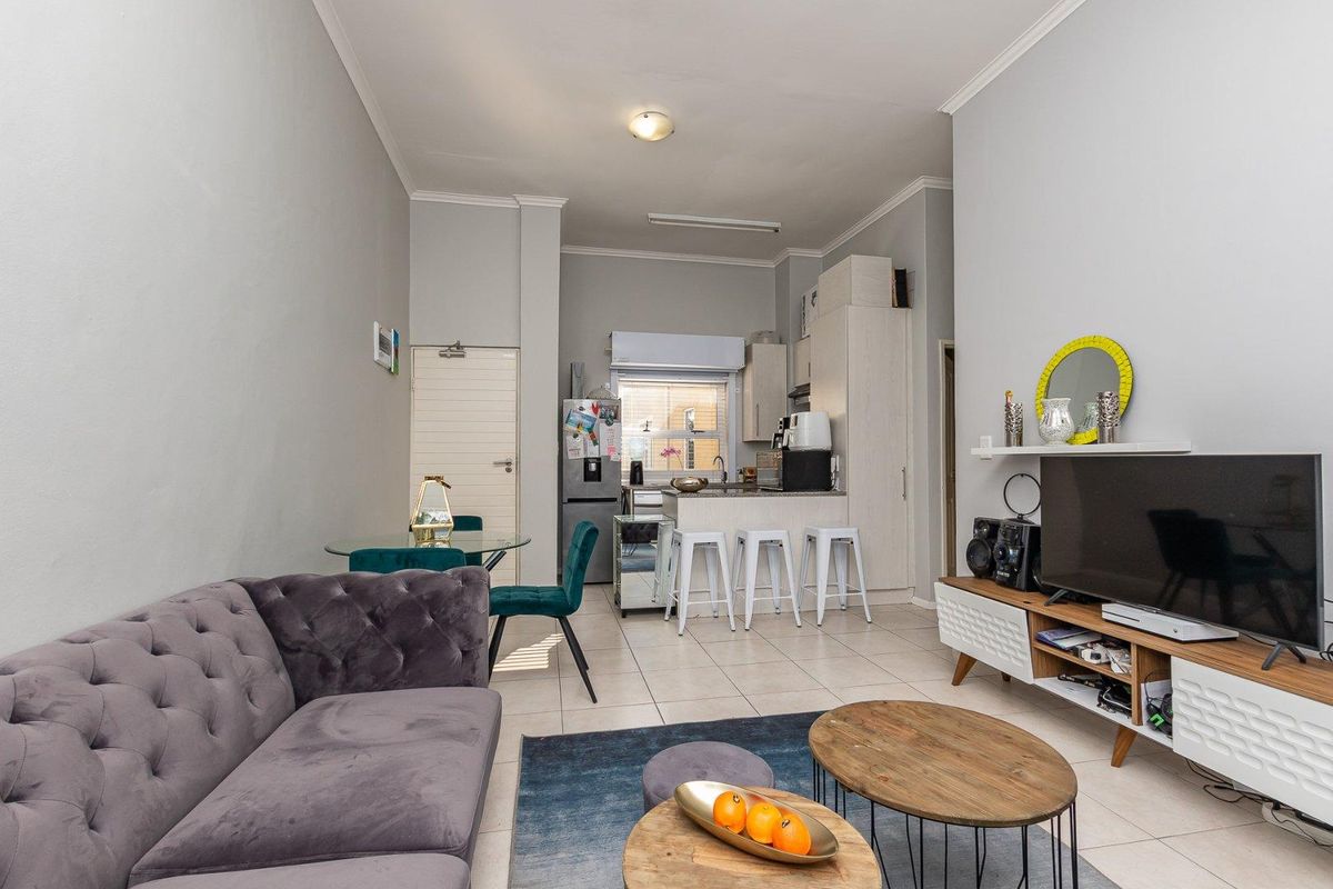 Modern 2-Bedroom Apartment in the Heart of Claremont, Cape Town - Photo 2