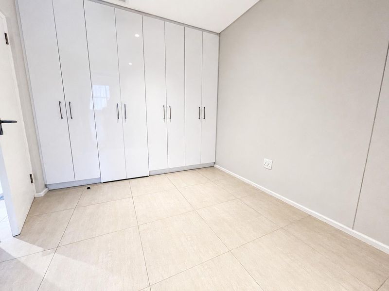 Ground Floor Convenience Meets Estate Living – Rental in Seaward Estates - Photo 10