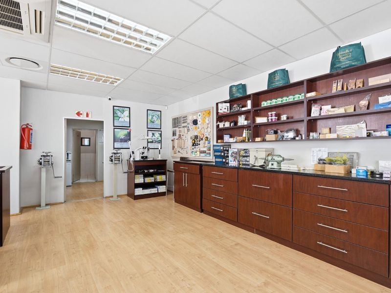 BESPOKE GARDENS SHOWROOM/RETAIL SECTION FOR SALE - Photo 8