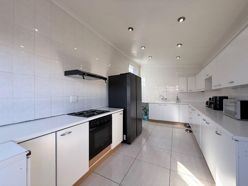 Beautiful Light-Filled Family Home on a Spacious Corner Stand - Photo 7