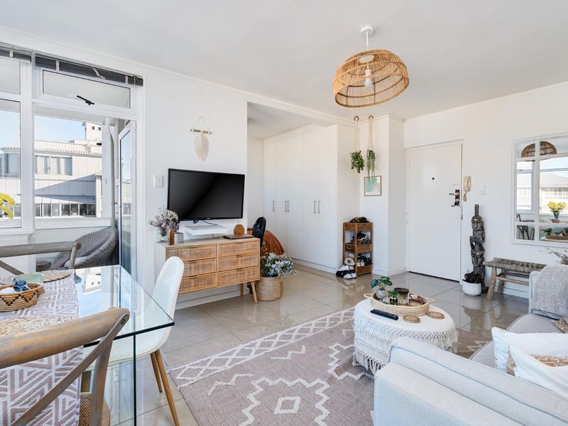 Light & Bright Studio with Ocean Views – Steps from the Promenade - Photo 4