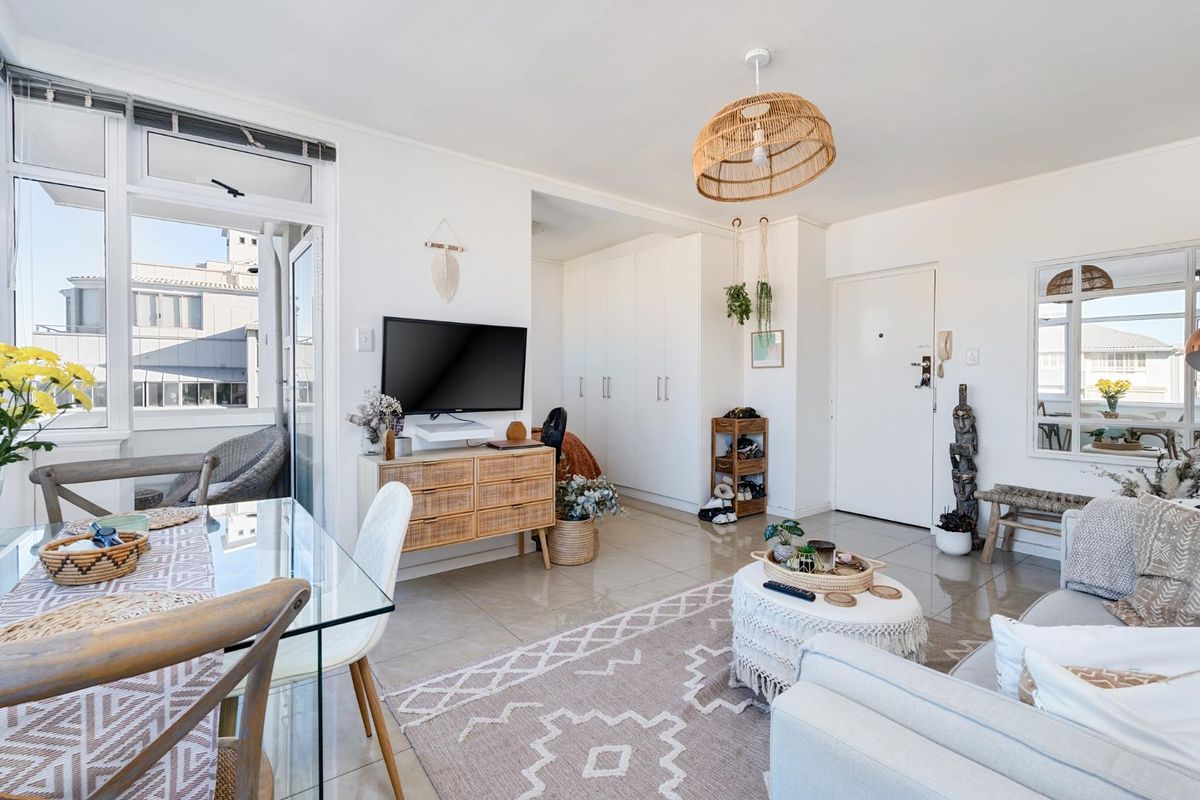 Light & Bright Studio with Ocean Views – Steps from the Promenade - Photo 4