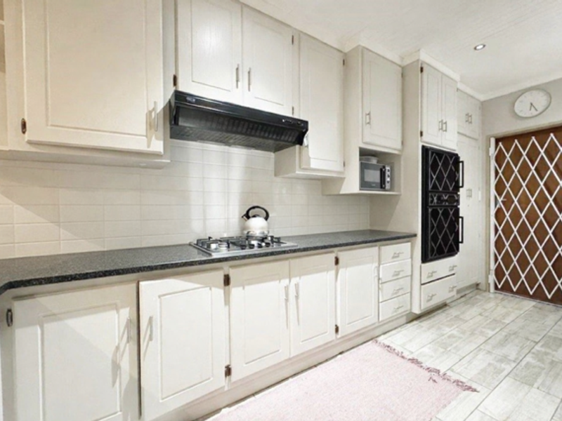 Stylish Family Living Designed for Comfort, Space & Entertaining - Photo 2