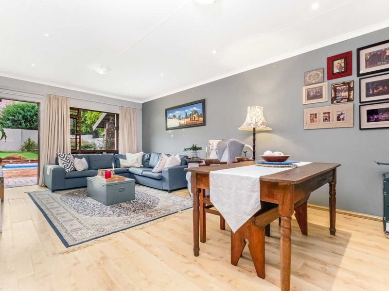 POSITION PLUS POTENTIAL – A PRIVATE LIGHT-FILLED FEEL HAPPY HOME - Photo 3