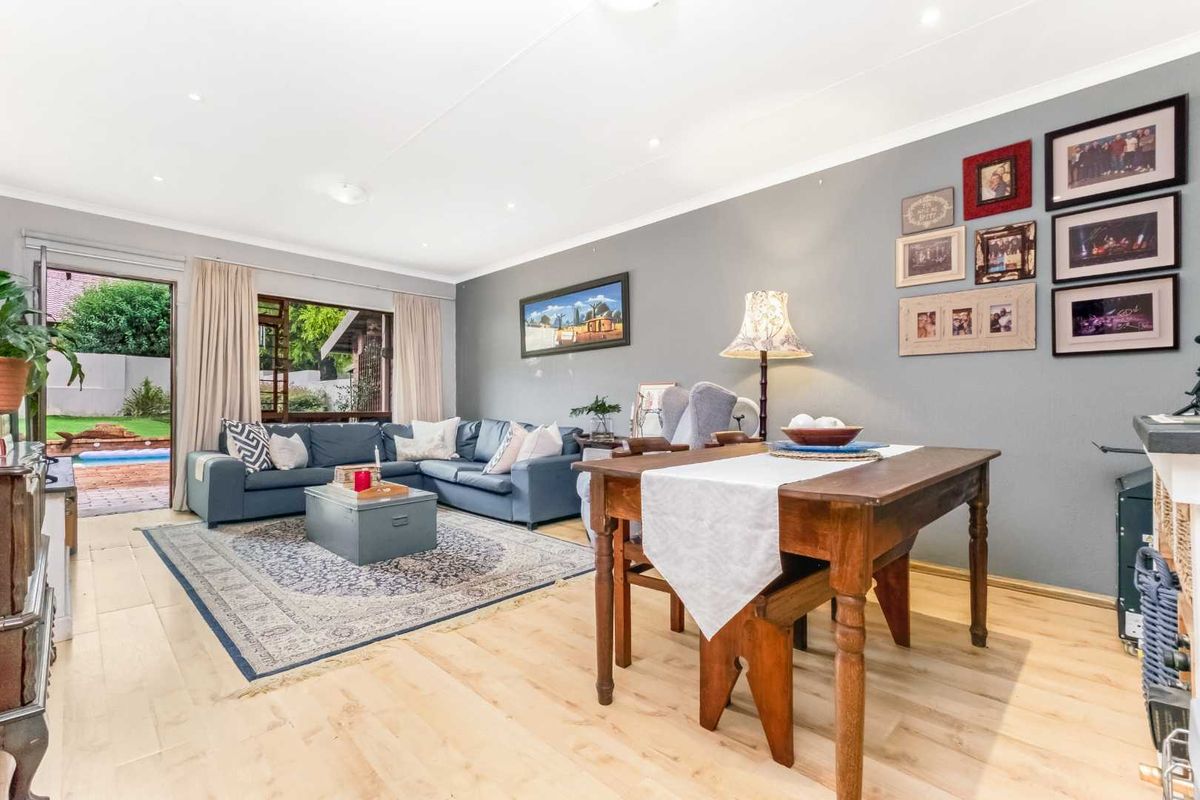 POSITION PLUS POTENTIAL – A PRIVATE LIGHT-FILLED FEEL HAPPY HOME - Photo 3