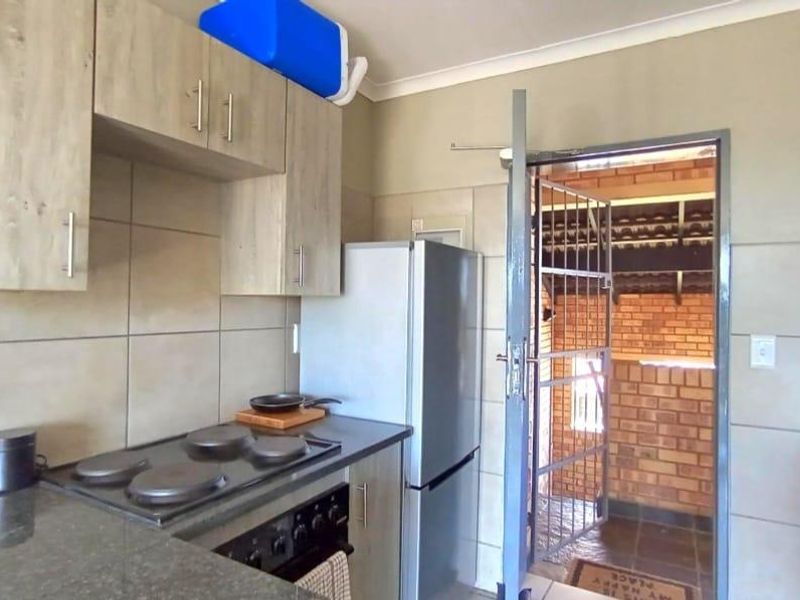 Charming 2-Bedroom Apartment - Photo 6