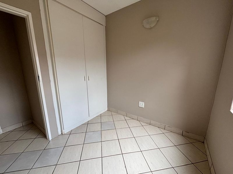 2 Bedroom 1 Bathroom Townhouse For sale in Protea Glen - Photo 9