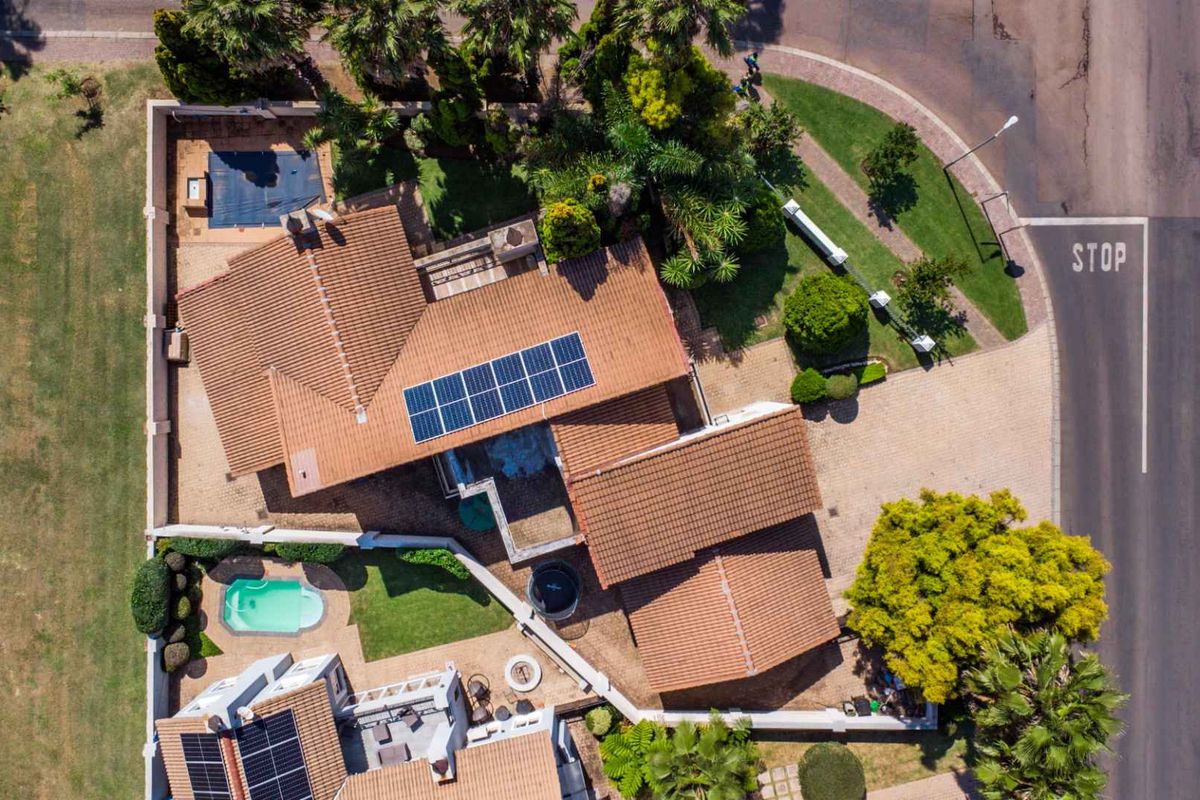 Spacious 4-Bedroom Family Home with Pool & Solar - Photo 3