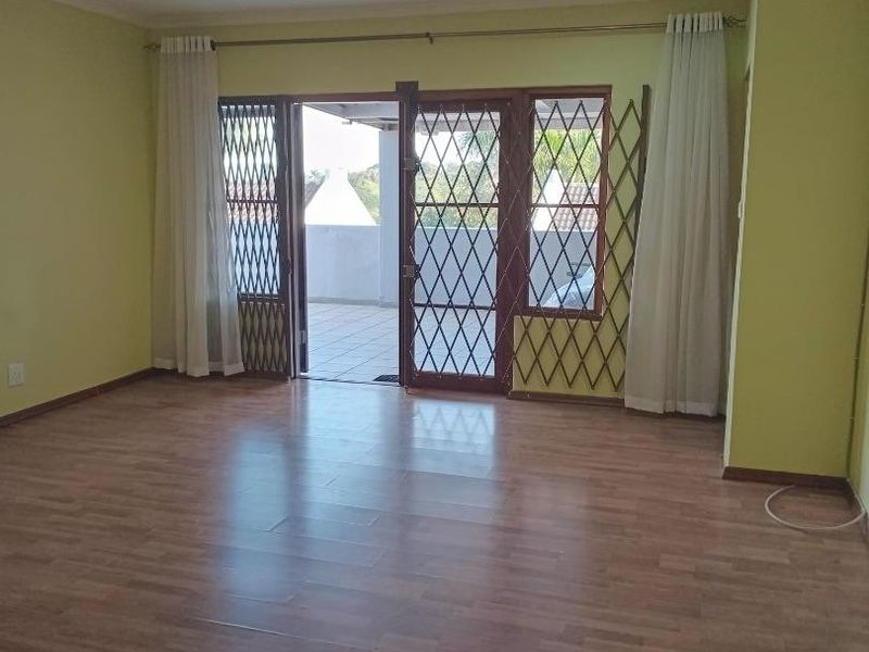 A cosy lock up and go townhouse to rent - Photo 2