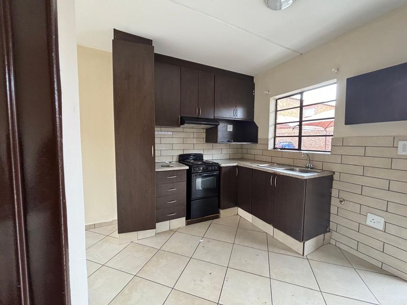 1 Bedroom Apartment for sale in Kempton Park - Photo 4
