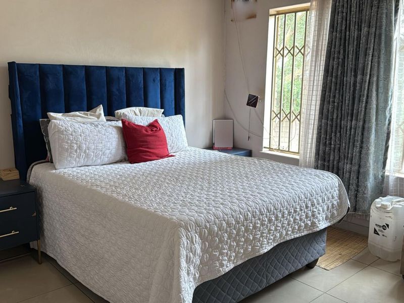 THE REEDS - 6 BEDROOM HOUSE WITH 3 BACHELOR FLATLETS - Photo 10