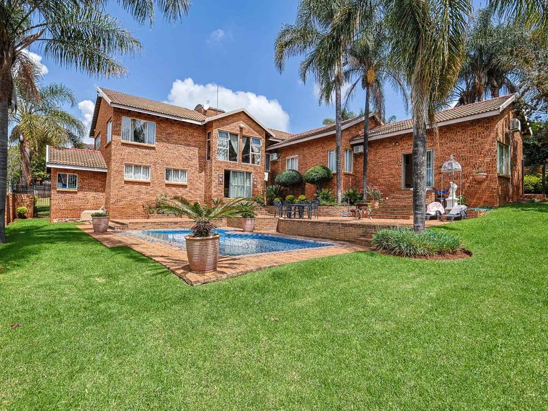 **Exquisite Scale & Panoramic Views: A Masterpiece in Moreleta Park** - Photo 2