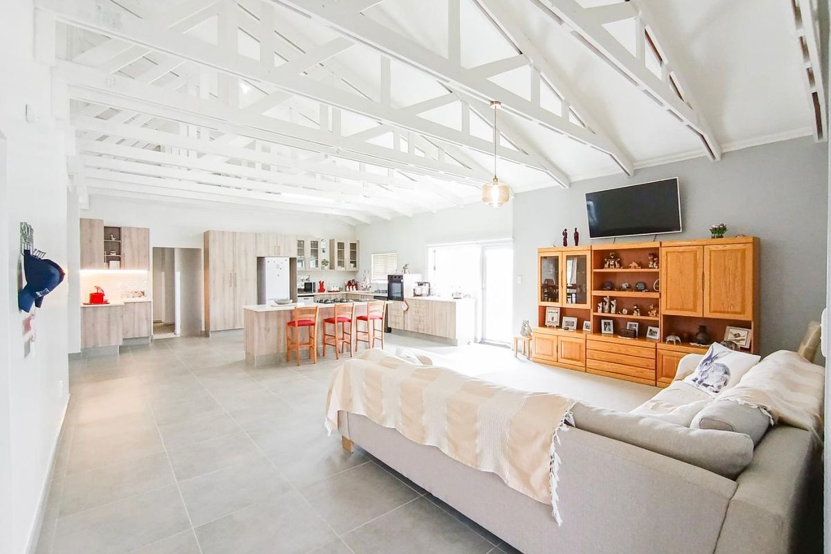 Spacious 4 Bedroom Family Home Within Walking Distance to the Beach - Mile 4, Ext 1 - Photo 3