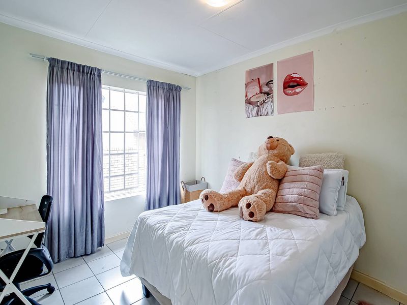 Fantastic upstairs unit with a secure tenant. - Photo 4