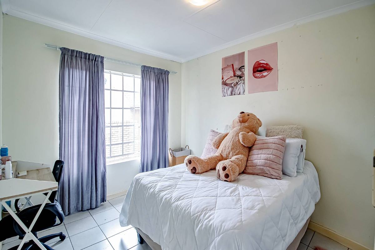 Fantastic upstairs unit with a secure tenant. - Photo 4