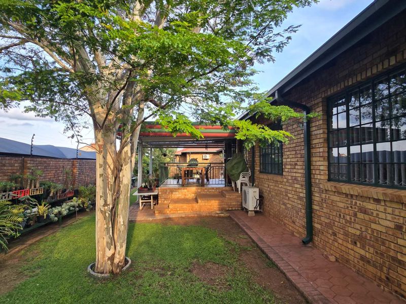 Charming and spacious 4 Bedroom Full Title House in Secure Estate in Magalieskruin - Photo 2