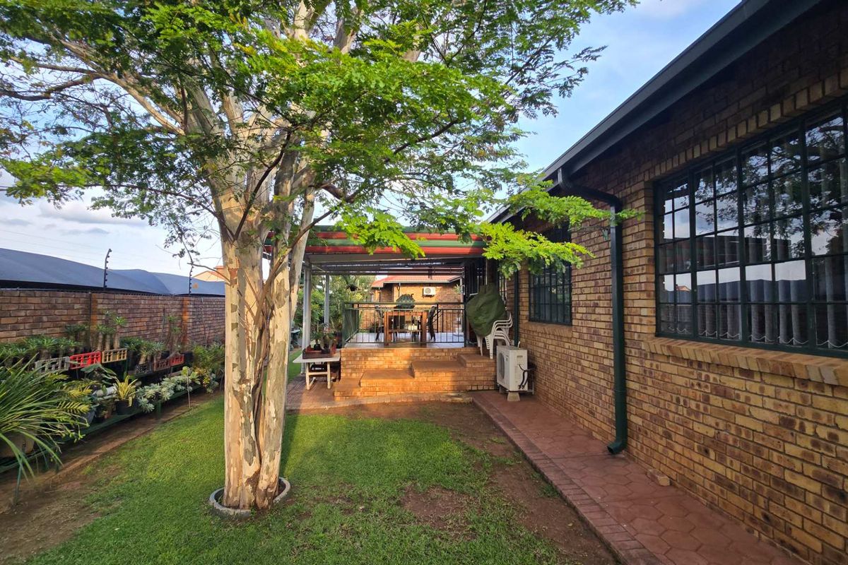 Charming and spacious 4 Bedroom Full Title House in Secure Estate in Magalieskruin - Photo 2