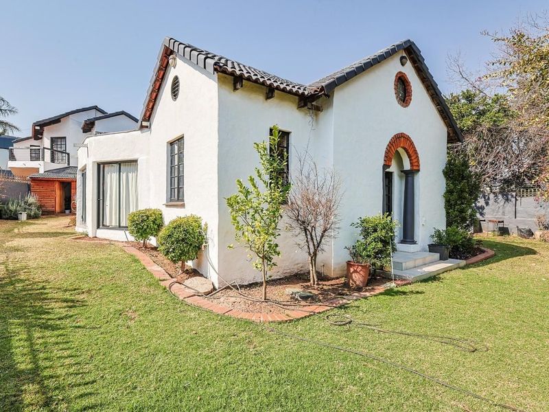 Experience Luxury Living in Waterkloof Ridge - Photo 3