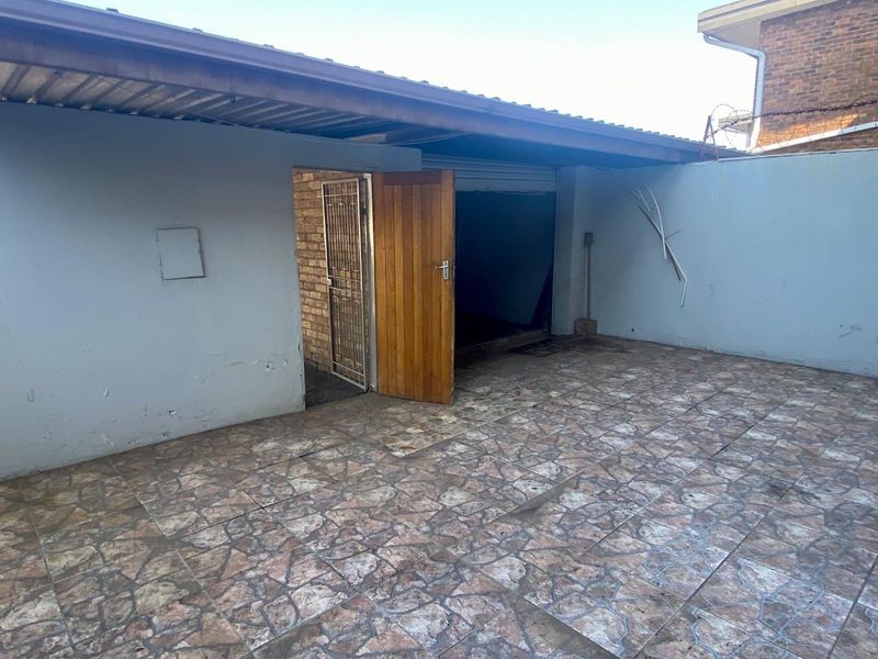 Charming Duplex: Comfort & Convenience Await! - Photo 2