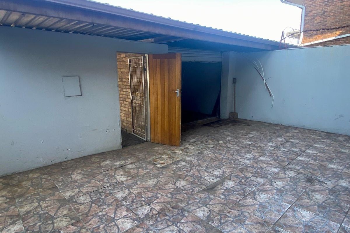 Charming Duplex: Comfort & Convenience Await! - Photo 2