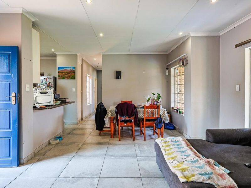 Modern 3-Bed, 2-Bath Townhouse in Secure Estate - Photo 7