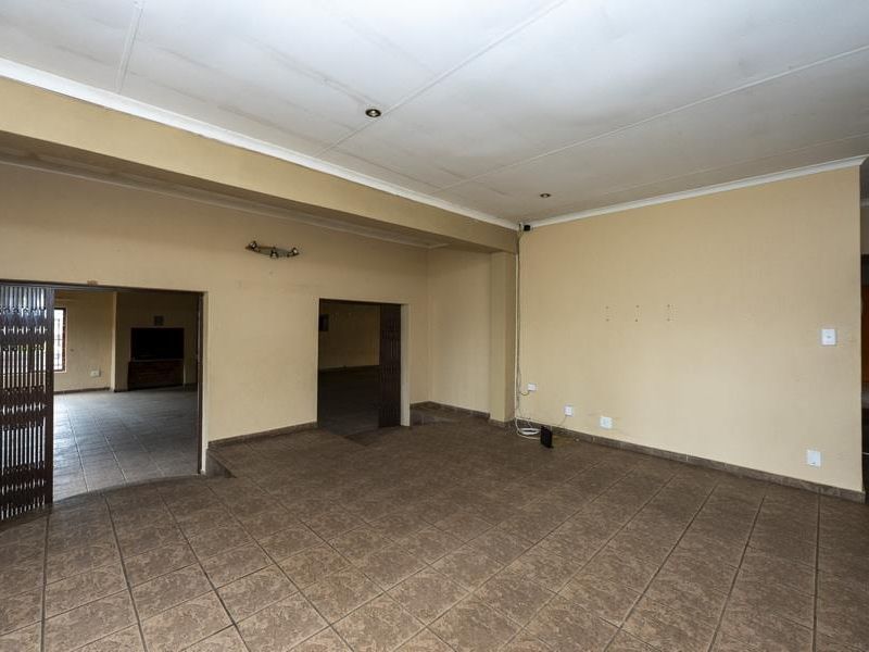 Fixer-upper with entertainer's flair - Photo 4