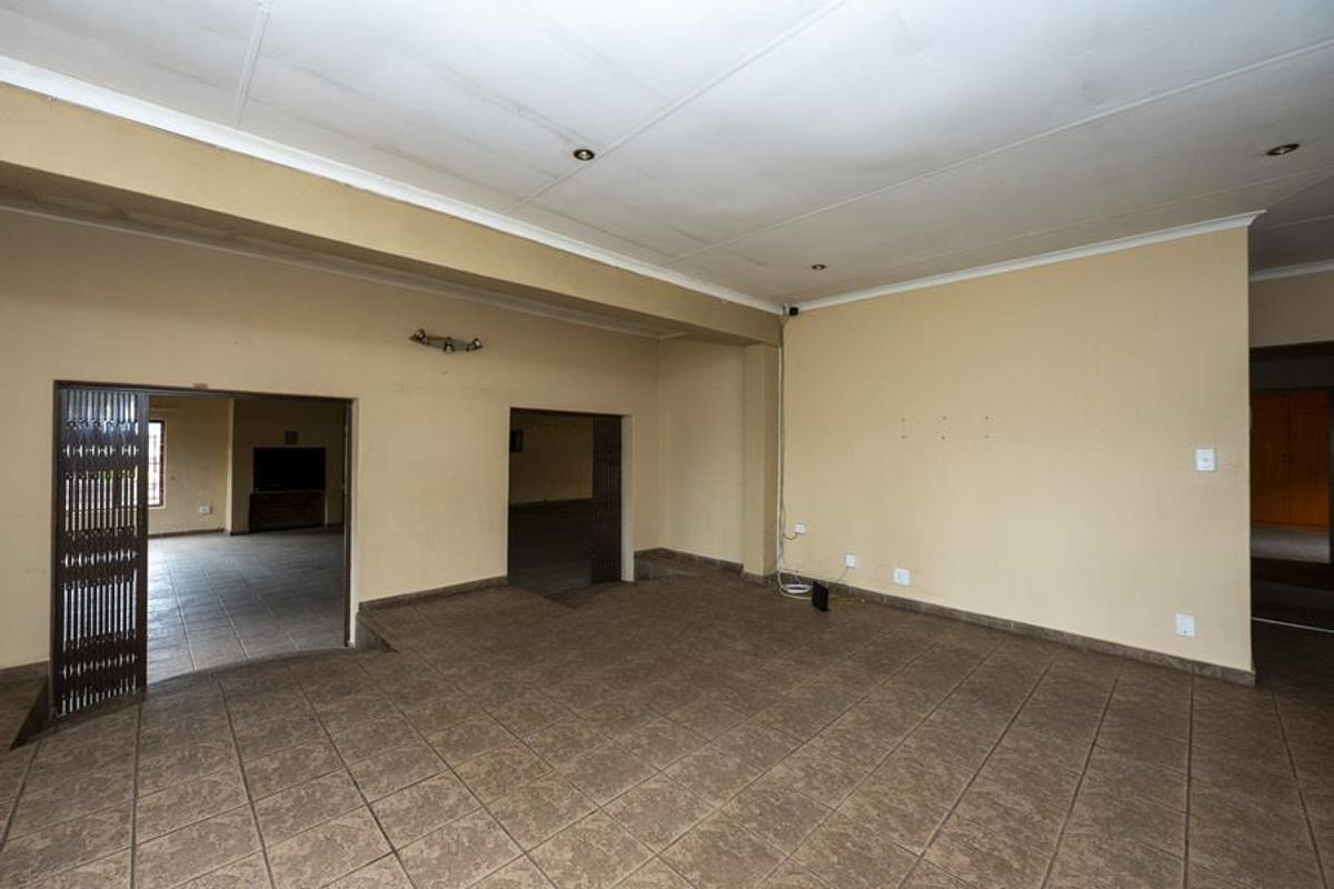 Fixer-upper with entertainer's flair - Photo 4