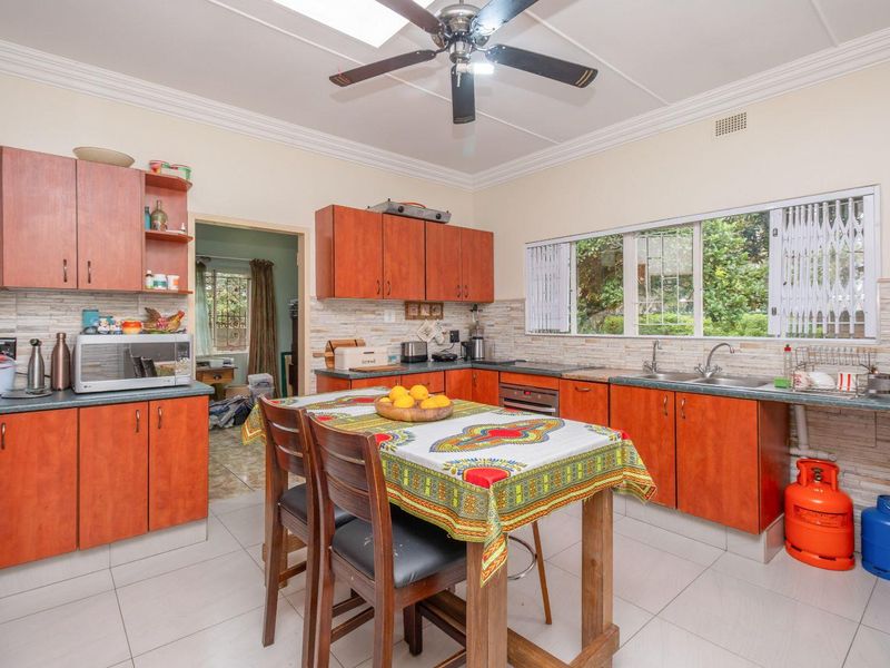 Large family Home in move in condition. - Photo 9