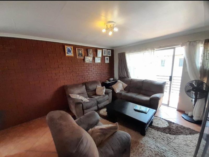 Contemporary Lock-Up-and-Go 2-Bedroom Townhouse in Ravensklip. - Photo 6
