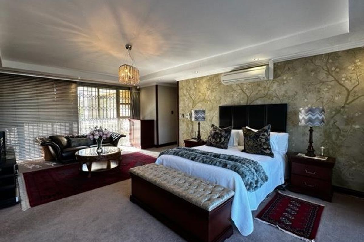 Indulge in opulence: A magnificent home for sale! - Photo 3