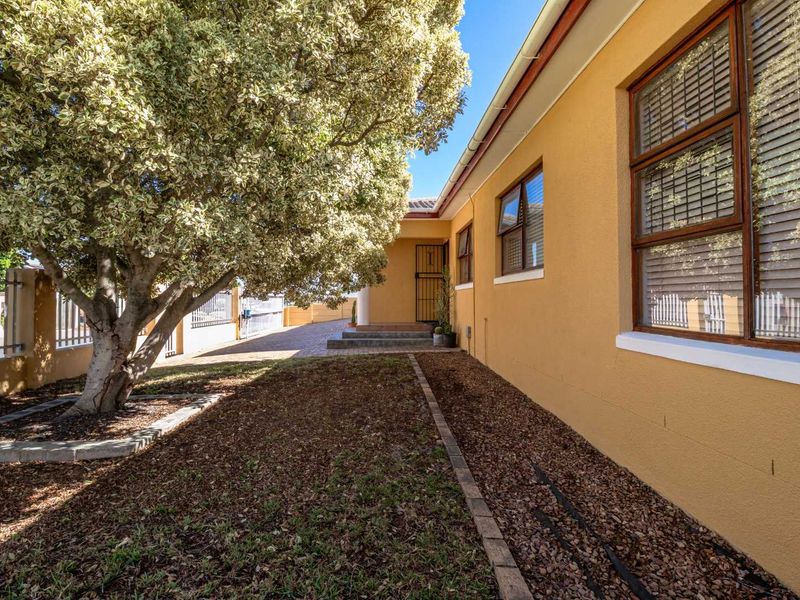 Spacious, Sunlit Sanctuary in Kuils River Awaits You - Photo 2