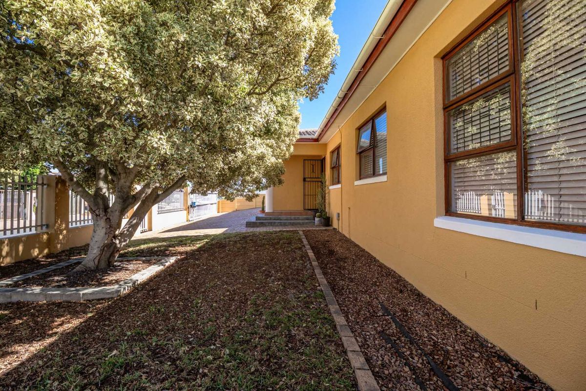 Spacious, Sunlit Sanctuary in Kuils River Awaits You - Photo 2